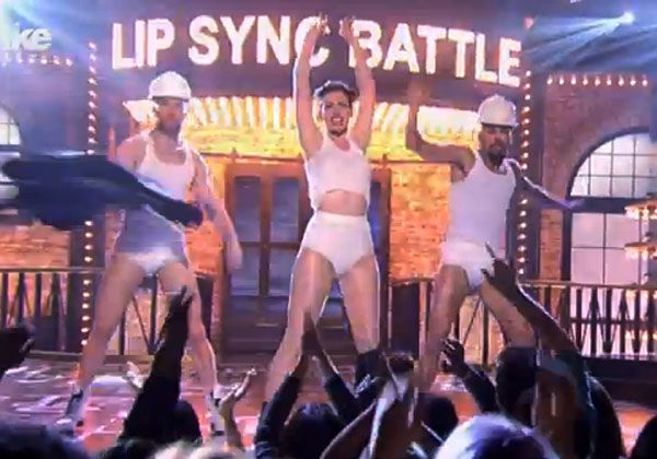 Anne Hathaway se llevó todos los aplausos al imitar a Miley Cyrus