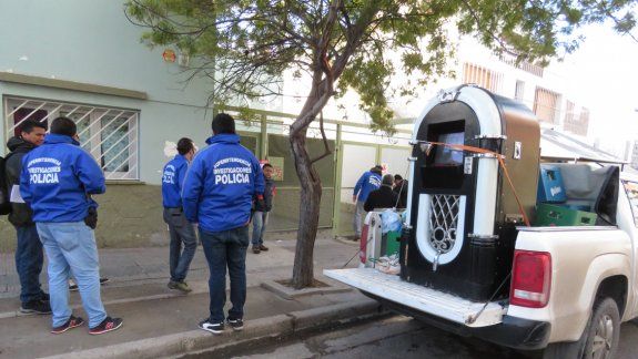 Los efectivos de Delitos Sexuales proceden a secuestrar los elementos y luego el municipio clausuró el lugar.
