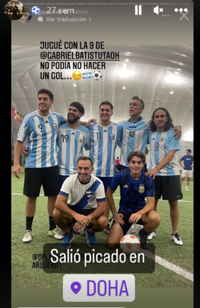 Padre e hijo disfrutan de jugar picaditos juntos, como hicieron durante el Mundial de Qatar. Padre e hijo disfrutan de jugar picaditos juntos, como hicieron durante el Mundial de Qatar.