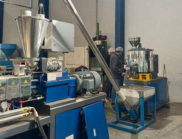 Extrusora piloto de 35 kg/h instalada en Posadas: del laboratorio al mercado en tiempo récord. Extrusora piloto de 35 kg/h instalada en Posadas: del laboratorio al mercado en tiempo récord.