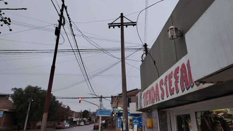 Vecinos de la ciudad se quedaron sin servicio de internet y cable. | LM Neuquen Vecinos de la ciudad se quedaron sin servicio de internet y cable.