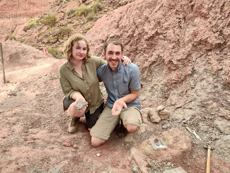 De Londres a Neuquén para rescatar dientes de dinosaurios