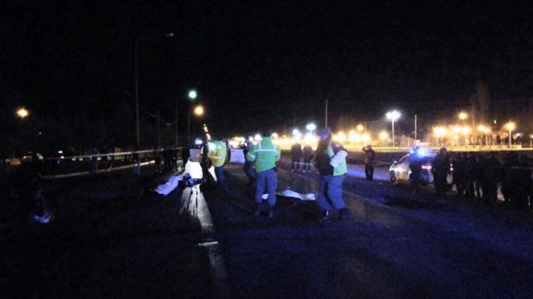 Dos motociclistas murieron tras chocar contra una camioneta en la Ruta 22