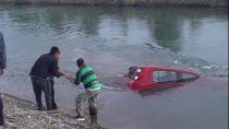 despisto con su auto y cayo al canal: la auxiliaron los vecinos despisto con su auto y cayo al canal: la auxiliaron los vecinos