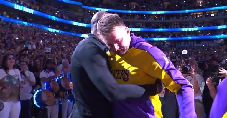 El llanto de Doncic en su regreso a Dallas, donde le hicieron un emocionante homenaje