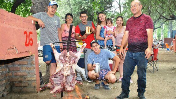 El discreto encanto de comer un chivito en el río