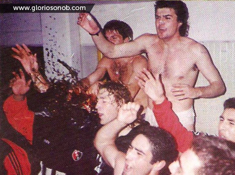El festejo de Raggio en el vestuario junto a sus compañeros tras ganar el clásico contra Central. 