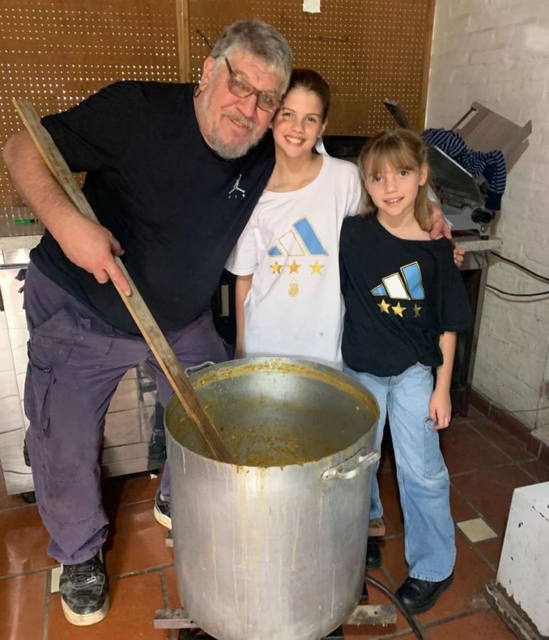 Las hijas de Wanda Nara junto con su abuelo Las hijas de Wanda Nara junto con su abuelo