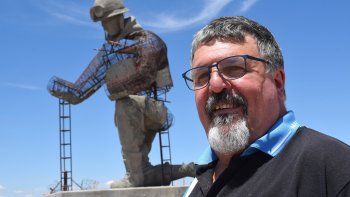 viajo mas de 1000 kilometros para conocer el monumento al soldado en zapala