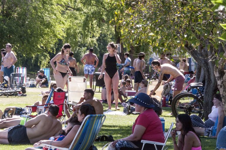 En fotos: los neuquinos coparon el río en un domingo a puro calor