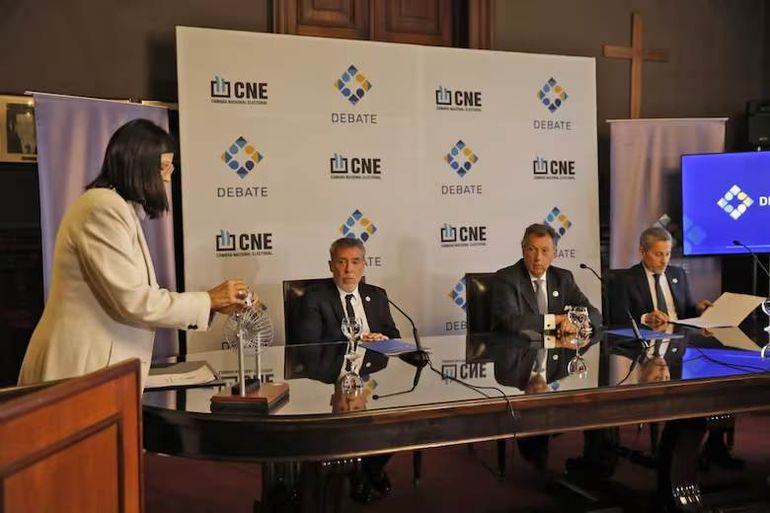 Los jueces de la Cámara Nacional Electoral Santiago Corcuera, Alberto Dalla Vía y Daniel Bejas. Los jueces de la Cámara Nacional Electoral Santiago Corcuera, Alberto Dalla Vía y Daniel Bejas.