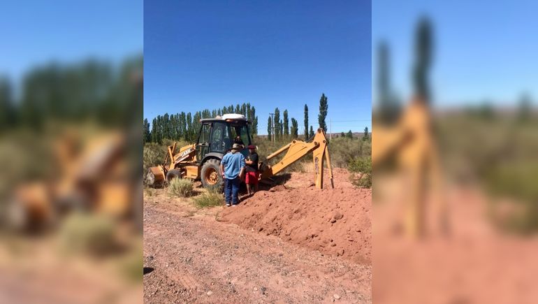 El domingo un integrante de la comunidad mapuche frenó al chofer una máquina que emparejaba la tierra en el campo. El domingo un integrante de la comunidad mapuche frenó al chofer una máquina que emparejaba la tierra en el campo.