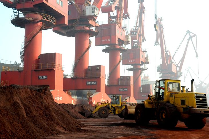 FOTO DE ARCHIVO: Trabajadores transportan tierra que contiene elementos de tierras raras para su exportaci&oacute;n en un puerto de Lianyungang, provincia china de Jiangsu. REUTERS/