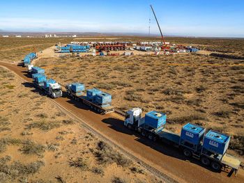 YPF creará un área que se dedicará exclusivamente al transporte de arenas silíceas. YPF creará un área que se dedicará exclusivamente al transporte de arenas silíceas.