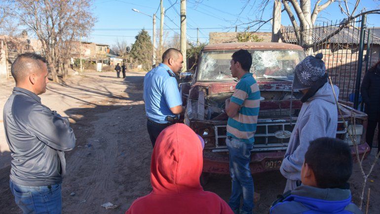 El ataque con ladrillazos y tiros dañó una camioneta y el frente de la casa.