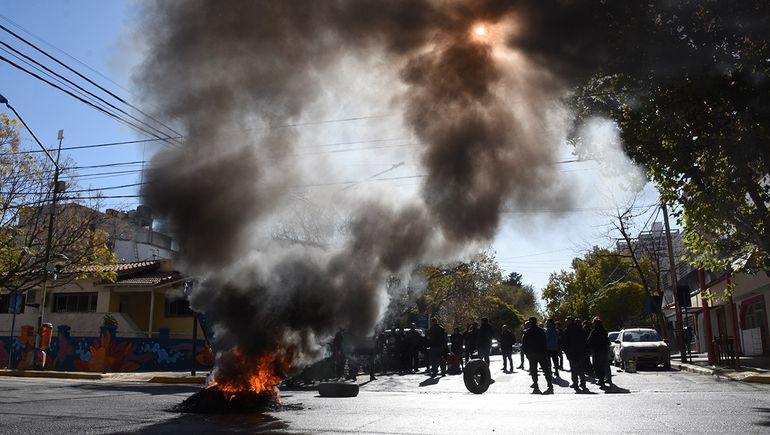 Evacuaron el SIEN por la quema de cubiertas de una protesta