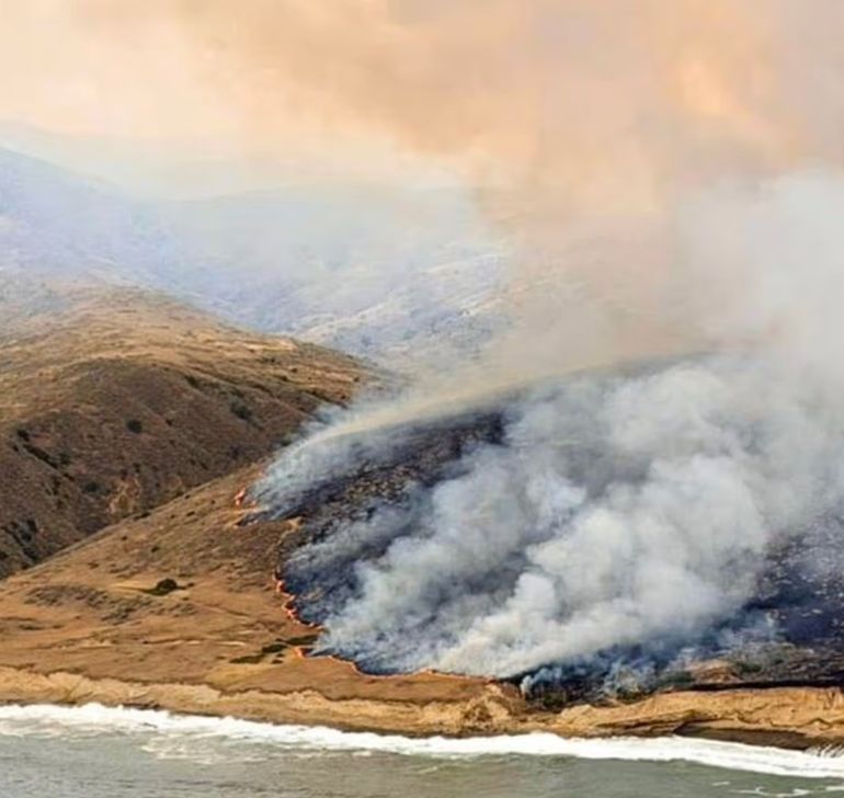 El fuego había arrasado más de 16.600 acres en la isla cercana a California. El fuego había arrasado más de 16.600 acres en la isla cercana a California.