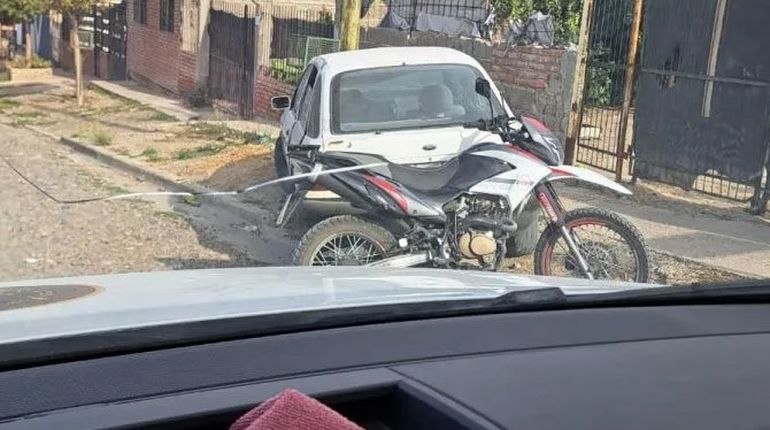 La moto en la que huyó Darío Cárdenas apareció en un barrio periférico de Trelew. La moto en la que huyó Darío Cárdenas apareció en un barrio periférico de Trelew.