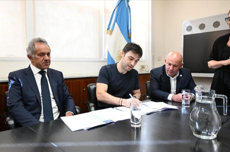 Daniel Scioli, Ignacio Torres y Marcelo Jorge Campoy durante la firma del convenio en Buenos Aires. Daniel Scioli, Ignacio Torres y Marcelo Jorge Campoy durante la firma del convenio en Buenos Aires.