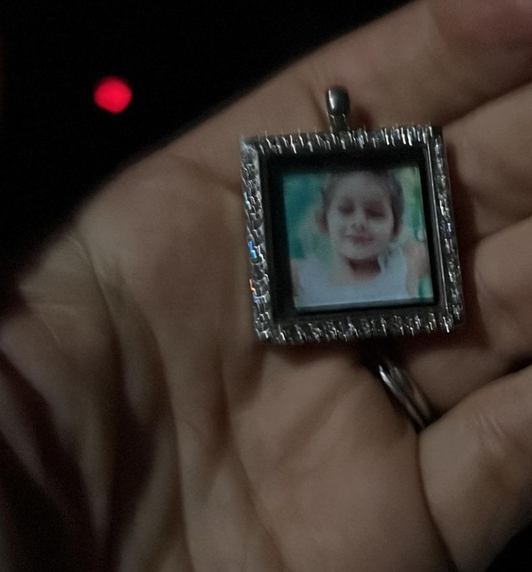 El relicario con la foto de su hija Blanca, fallecida en 2012.