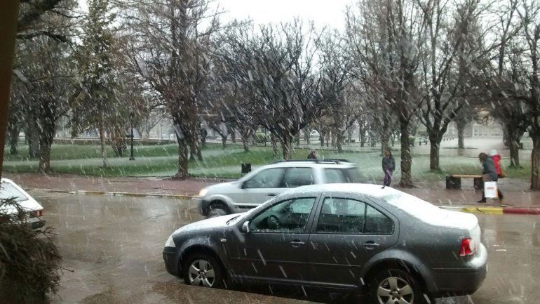 Algunos vecinos aprovecharon el manto blanco para sacarse fotos.