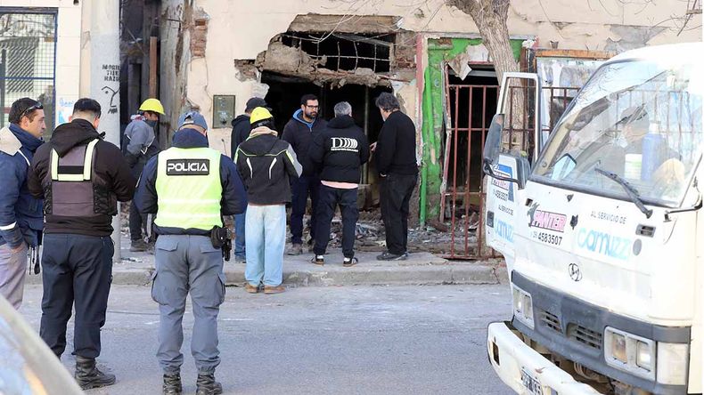 Susto por una fuga de gas en el bajo: demolían una vieja casa y pincharon un caño clandestino | LM Neuquen Susto por una fuga de gas en el bajo: demolían una vieja casa y pincharon un caño clandestino