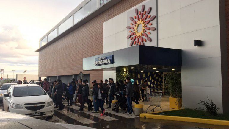 Evacuaron el shopping de La Anónima por una fuga de gas
