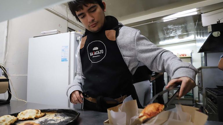 Lucas, empaquetando empanadas. Lucas, empaquetando empanadas.