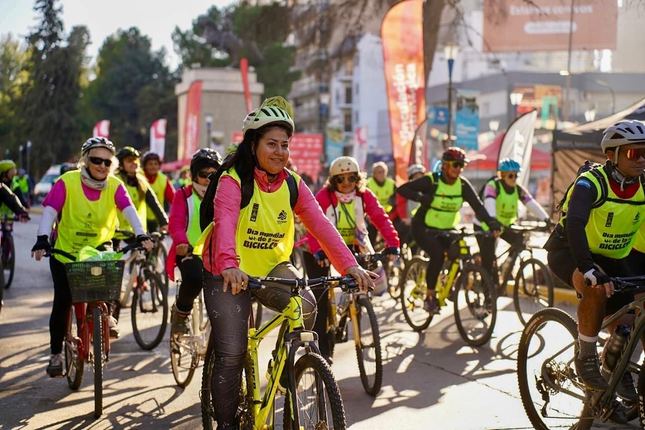 Neuquén vivió una jornada histórica con una bicicleteada para todas las edades.