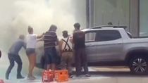 Insólito video: se incendió una camioneta en la calle y apagaron el fuego a sodazos Insólito video: se incendió una camioneta en la calle y apagaron el fuego a sodazos