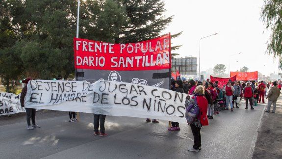 Una olla popular causó estragos en el tránsito de los puentes 