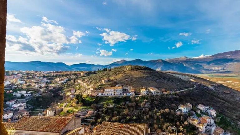 El pueblo de Italia se encuentra en medio de las montañas y, por sus tentadoras ofertas de vivienda y trabajo, se convierte en una excelente opción para residir. El pueblo de Italia se encuentra en medio de las montañas y, por sus tentadoras ofertas de vivienda y trabajo, se convierte en una excelente opción para residir.