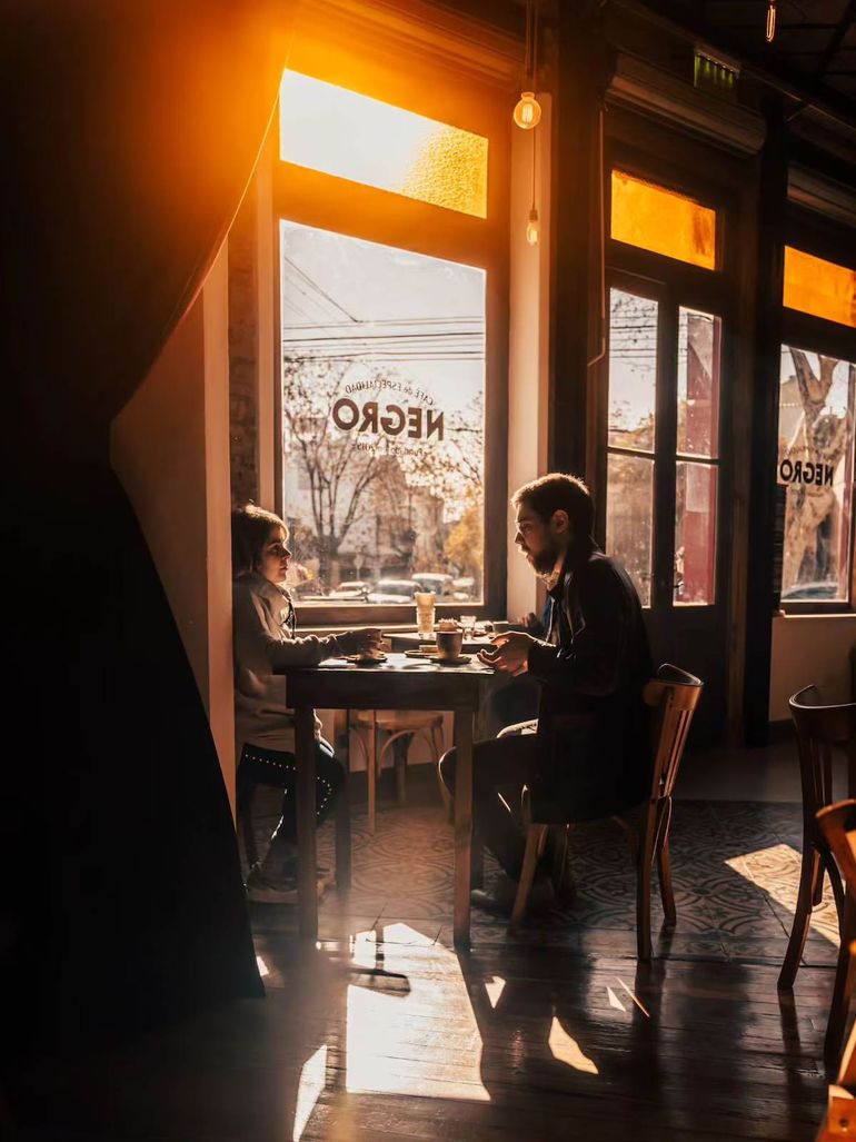 Negro ofrece un blend exclusivo con granos colombianos y una preparación de alta precisión. Negro ofrece un blend exclusivo con granos colombianos y una preparación de alta precisión.