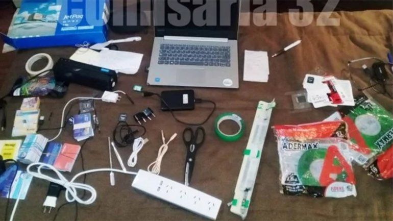 Algunos de los elementos secuestrados durante el allanamiento en San Rafael.