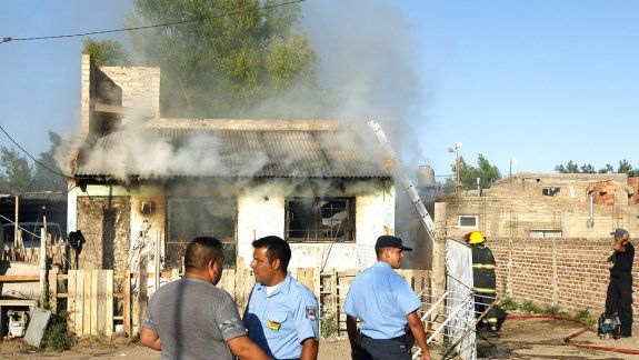 Murió testigo del parricidio al quemarse su casa