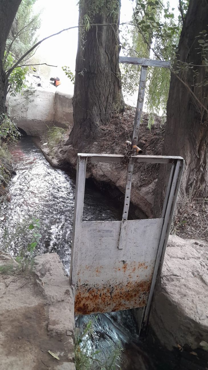 Los tomeros controlan los niveles del río para que pueda ingresar a los canales. Los tomeros controlan los niveles del río para que pueda ingresar a los canales.