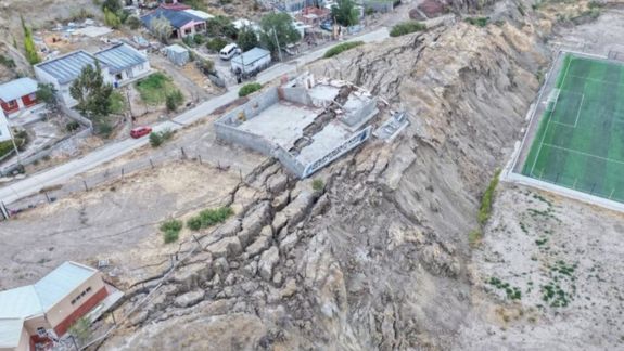 El cerro Hermitte destruyó decenas de casas en Comodoro Rivadavia.