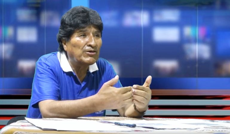 Evo Morales, durante su programa radial, negó las acusaciones por estupro.