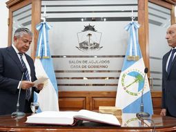 Rolando Figueroa le tomó juramento al nuevo secretario de Seguridad de Neuquén Rolando Figueroa le tomó juramento al nuevo secretario de Seguridad de Neuquén