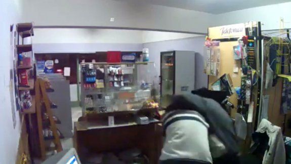 A las 21:37:53, el primer delincuente lo agarró del cuello; tres segundos más tarde se sumó un segundo ladrón que lo golpeó; y a las 21:38:08, comienza la fuga con la caja registradora.