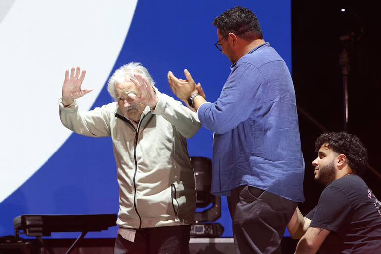 Aparición sorpresiva de Pepe Mujica en un acto de campaña de Yamandú Orsi Aparición sorpresiva de Pepe Mujica en un acto de campaña de Yamandú Orsi