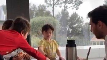 el divertido video de messi y familia timbeando el divertido video de messi y familia timbeando