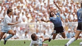aparecio un video inedito de las peores patadas que le pegaron a maradona en su carrera aparecio un video inedito de las peores patadas que le pegaron a maradona en su carrera