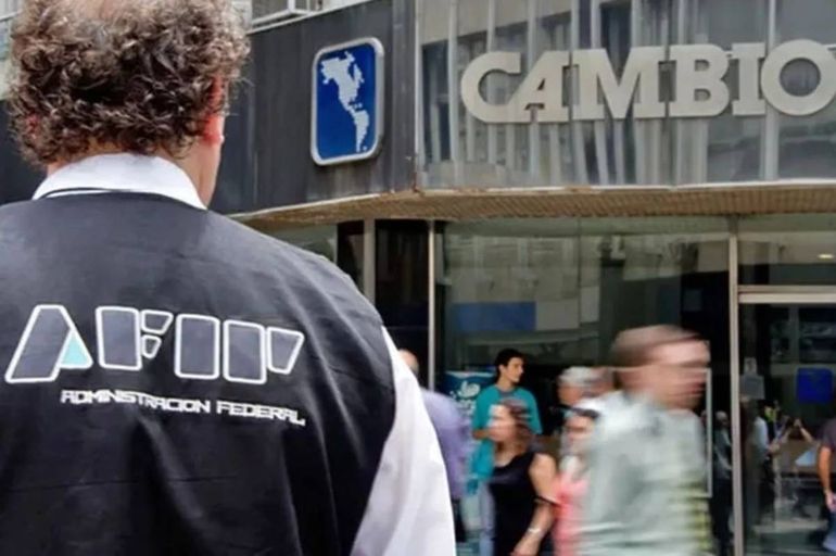 Tras el triunfo de Sergio Massa en las elecciones presidenciales, AFIP, Aduana y la Policía Federal realizan operativos en la city Porteña para controlar el precio del dólar blue. Tras el triunfo de Sergio Massa en las elecciones presidenciales, AFIP, Aduana y la Policía Federal realizan operativos en la city Porteña para controlar el precio del dólar blue.