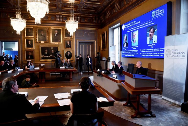 El premio se les otorgó gracias a que ayudaron a comprender los sistemas físicos complejos.