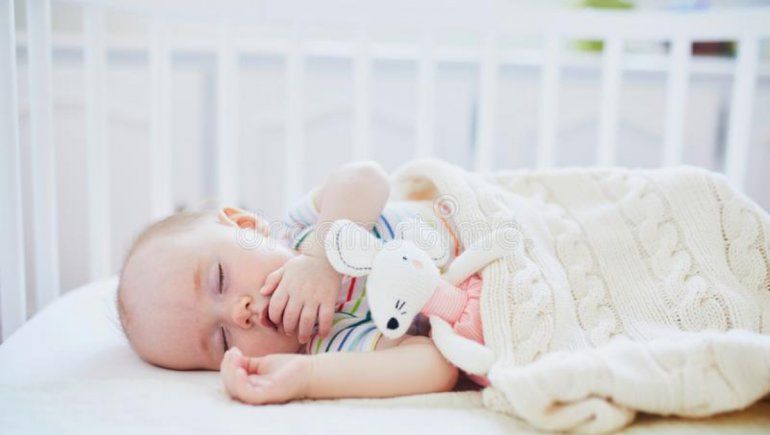 TikTok: bebé casi muere asfixiado por un peluche de su cuna