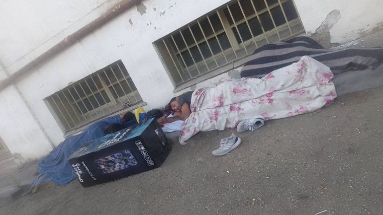 En colchones, afuera del Hospital: así pasó las últimas noches la mamá del joven que pelea por su vida en Comodoro Rivadavia. En colchones, afuera del Hospital: así pasó las últimas noches la mamá del joven que pelea por su vida en Comodoro Rivadavia.