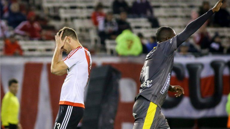 La desazón de Alario tras fallar el penal. Con equipo alternativo