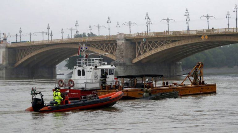 Un barco lleno de turistas chocó con otro y se hundió