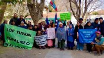 La comunidad Tuwvn Kupalmeo Maliqueo a compañó a su lonco Cecilia Maliqueo en la formulación de cargos en Zapala.
